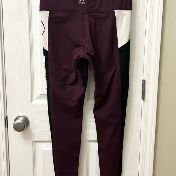 PINK Victorias Secret Wine Colored 7/8 Length Leggings Women’s Size Medium - Picture 7 of 9